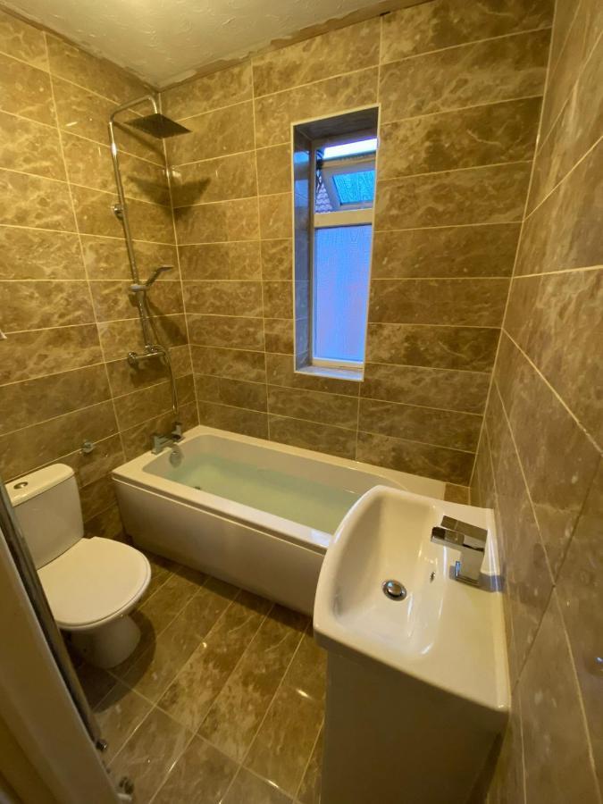 Shirley House 2, Self Catering Guest House, Self Check In, Smart Locks, 10 Min Walk To Southampton General, Aspire And Princess Anne Hospitals, Access To Fully Equipped Kitchen, Excellent Transport Links, Ideal For Longer Stays And Hospital Shifts Buitenkant foto
