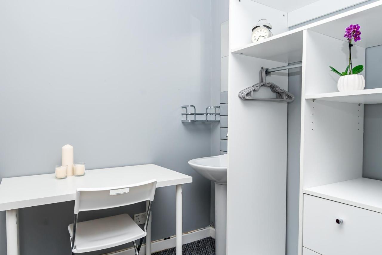 Shirley House 2, Self Catering Guest House, Self Check In, Smart Locks, 10 Min Walk To Southampton General, Aspire And Princess Anne Hospitals, Access To Fully Equipped Kitchen, Excellent Transport Links, Ideal For Longer Stays And Hospital Shifts Buitenkant foto