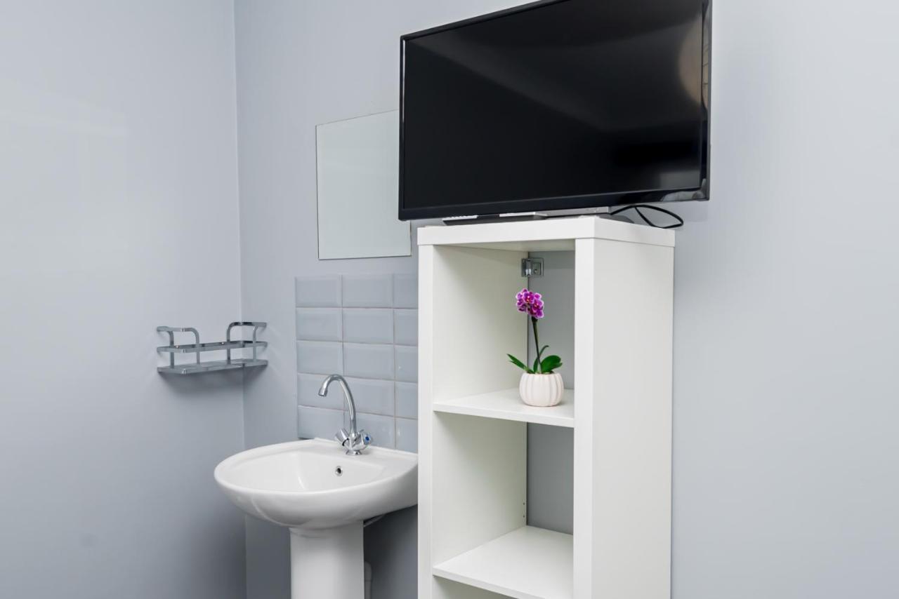 Shirley House 2, Self Catering Guest House, Self Check In, Smart Locks, 10 Min Walk To Southampton General, Aspire And Princess Anne Hospitals, Access To Fully Equipped Kitchen, Excellent Transport Links, Ideal For Longer Stays And Hospital Shifts Buitenkant foto