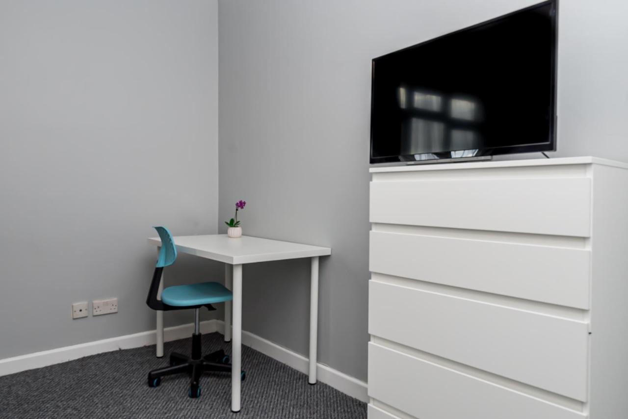 Shirley House 2, Self Catering Guest House, Self Check In, Smart Locks, 10 Min Walk To Southampton General, Aspire And Princess Anne Hospitals, Access To Fully Equipped Kitchen, Excellent Transport Links, Ideal For Longer Stays And Hospital Shifts Buitenkant foto
