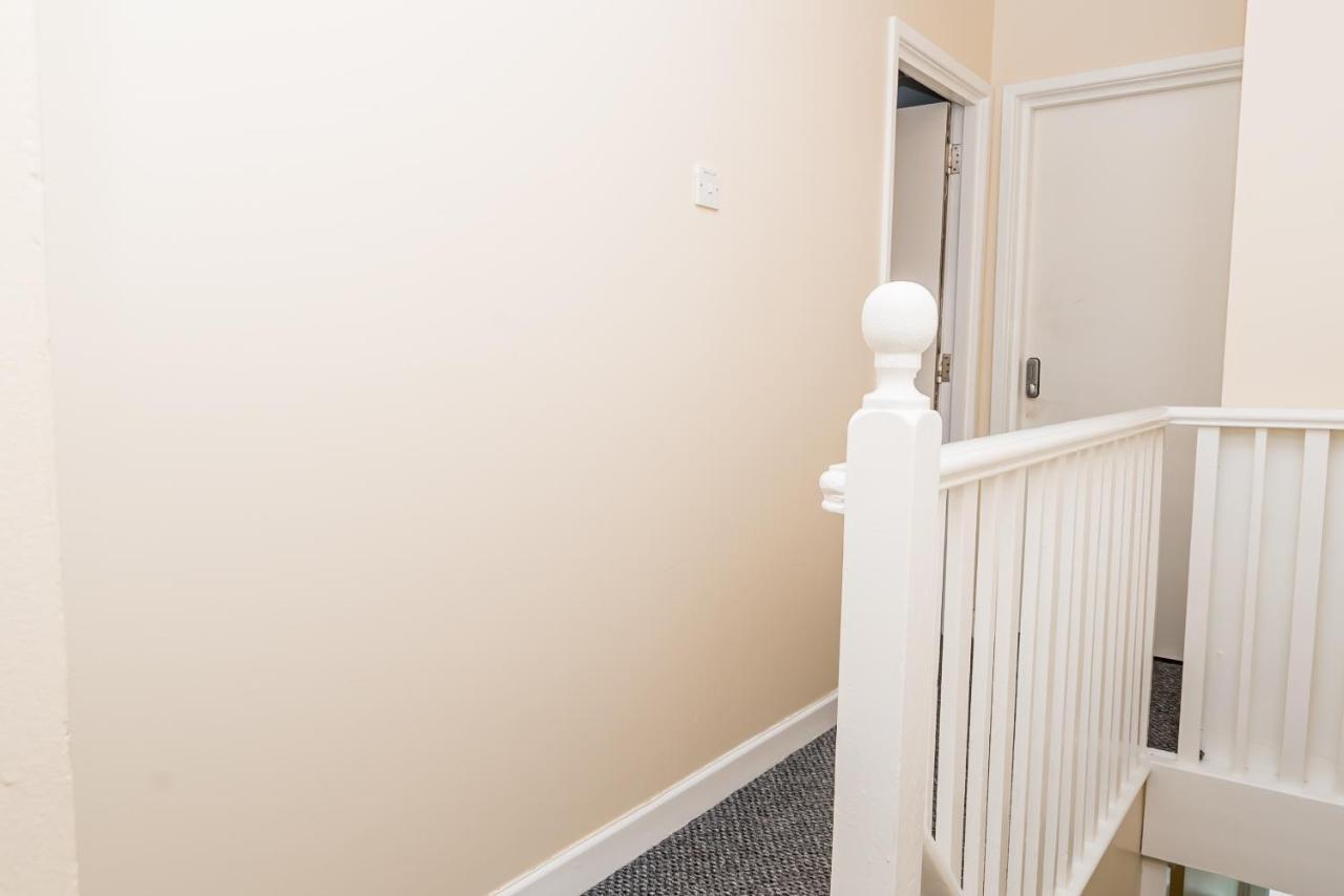 Shirley House 2, Self Catering Guest House, Self Check In, Smart Locks, 10 Min Walk To Southampton General, Aspire And Princess Anne Hospitals, Access To Fully Equipped Kitchen, Excellent Transport Links, Ideal For Longer Stays And Hospital Shifts Buitenkant foto
