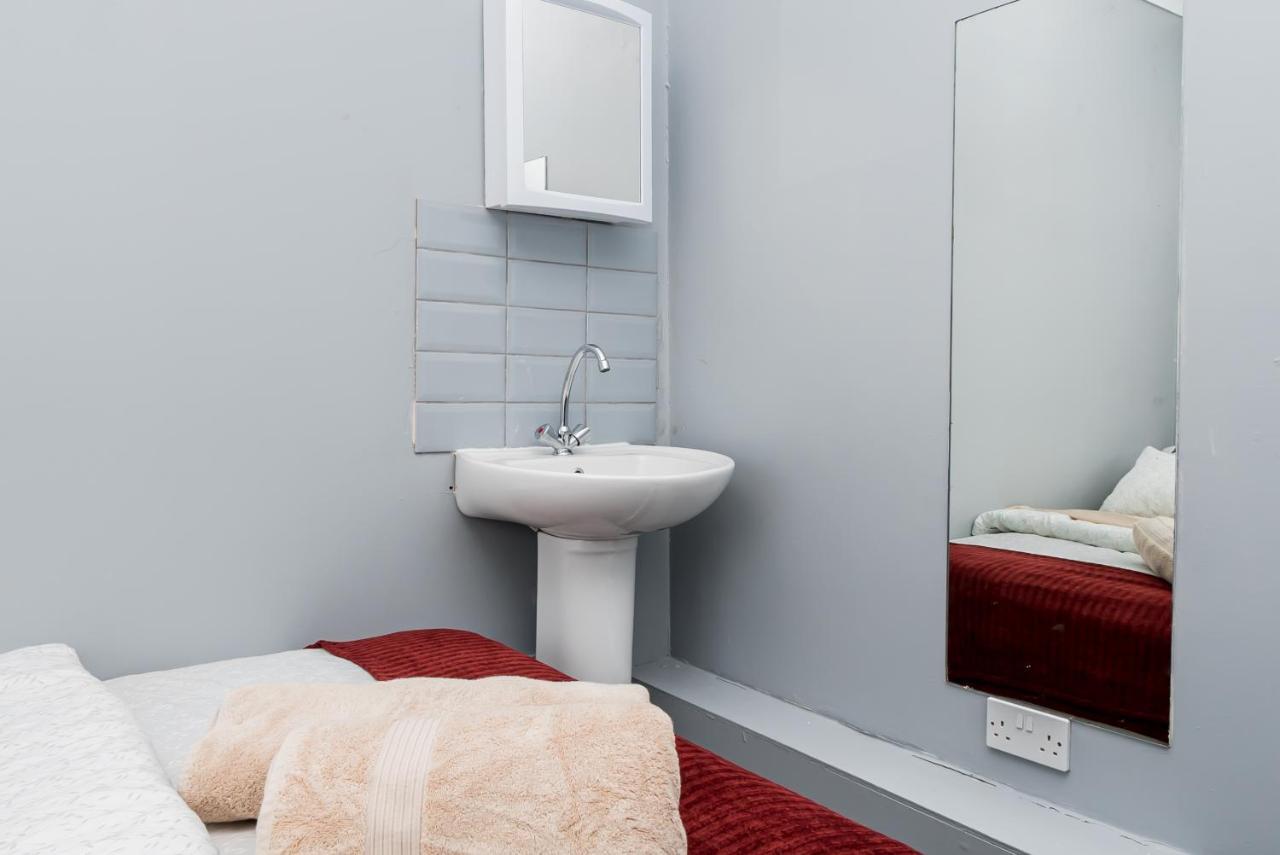 Shirley House 2, Self Catering Guest House, Self Check In, Smart Locks, 10 Min Walk To Southampton General, Aspire And Princess Anne Hospitals, Access To Fully Equipped Kitchen, Excellent Transport Links, Ideal For Longer Stays And Hospital Shifts Buitenkant foto