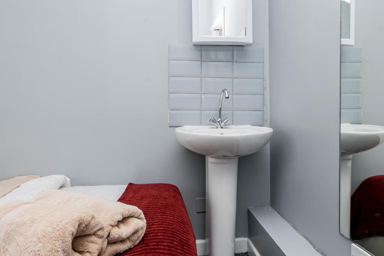 Shirley House 2, Self Catering Guest House, Self Check In, Smart Locks, 10 Min Walk To Southampton General, Aspire And Princess Anne Hospitals, Access To Fully Equipped Kitchen, Excellent Transport Links, Ideal For Longer Stays And Hospital Shifts Buitenkant foto