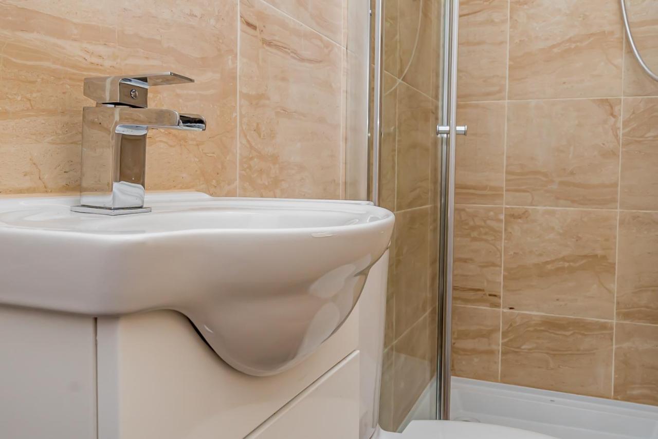 Shirley House 2, Self Catering Guest House, Self Check In, Smart Locks, 10 Min Walk To Southampton General, Aspire And Princess Anne Hospitals, Access To Fully Equipped Kitchen, Excellent Transport Links, Ideal For Longer Stays And Hospital Shifts Buitenkant foto