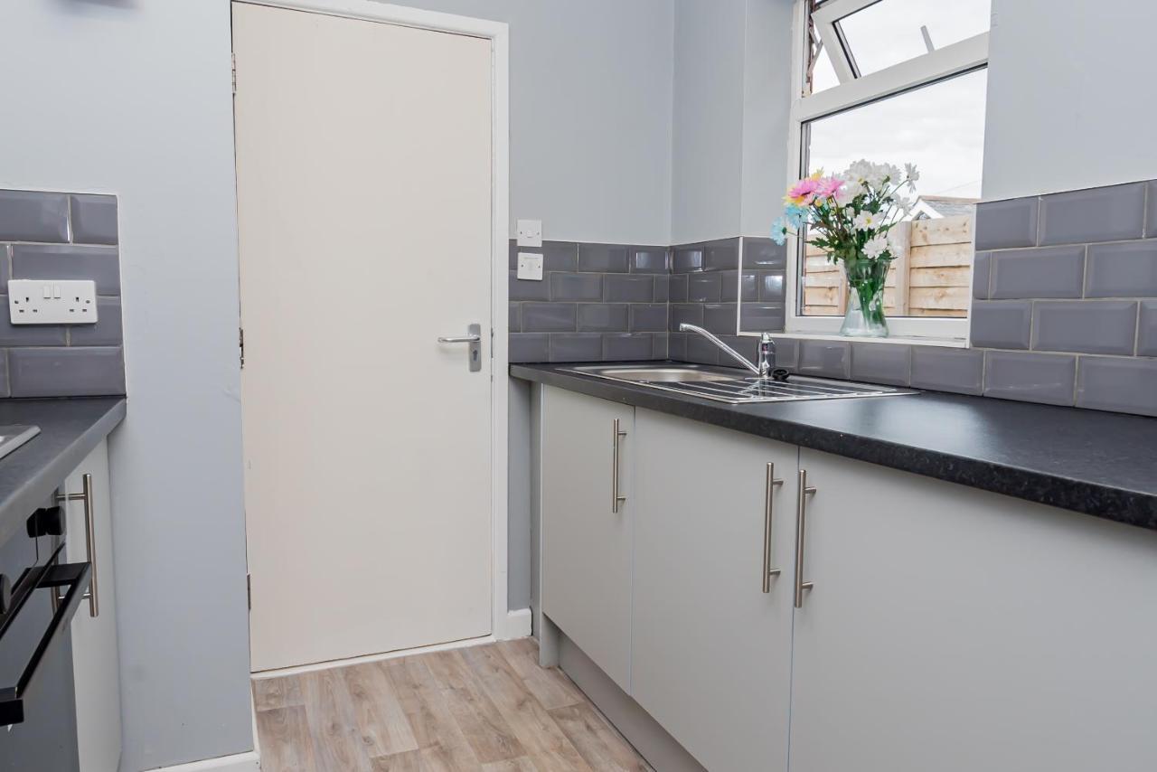 Shirley House 2, Self Catering Guest House, Self Check In, Smart Locks, 10 Min Walk To Southampton General, Aspire And Princess Anne Hospitals, Access To Fully Equipped Kitchen, Excellent Transport Links, Ideal For Longer Stays And Hospital Shifts Buitenkant foto